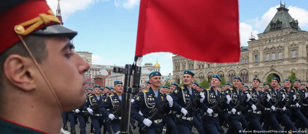 Власти приняли решение сократить или отменить парады 9 мая в ряде городов — официально из соображений безопасности, неофициально это связано с перегрузкой техники на фронте. Изменение формата имеет символическое значение и может по-разному повлиять на общественное настроение перед выборами.