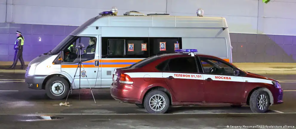 Пострадавших нет, повреждены фасад и стекла в нескольких квартирах; на месте работают экстренные службы.