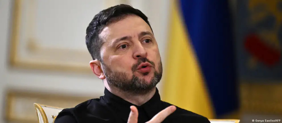 Президент Украины Владимир Зеленский объявил ночной режим тишины и призвал к долгосрочному прекращению огня после того, как Россия в одностороннем порядке заявила о перемирии на 8–9 мая. Киев требует реальных шагов, а Москва угрожала ударами по Киеву в случае нарушений.