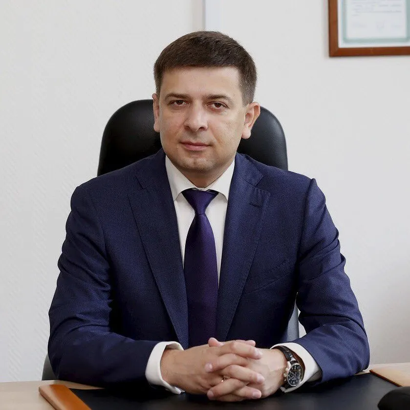 Московский суд заочно арестовал Евгения Овчарова по делу о присвоении бюджетных средств, выделенных на разработку ведомственного ПО; его объявили в розыск.