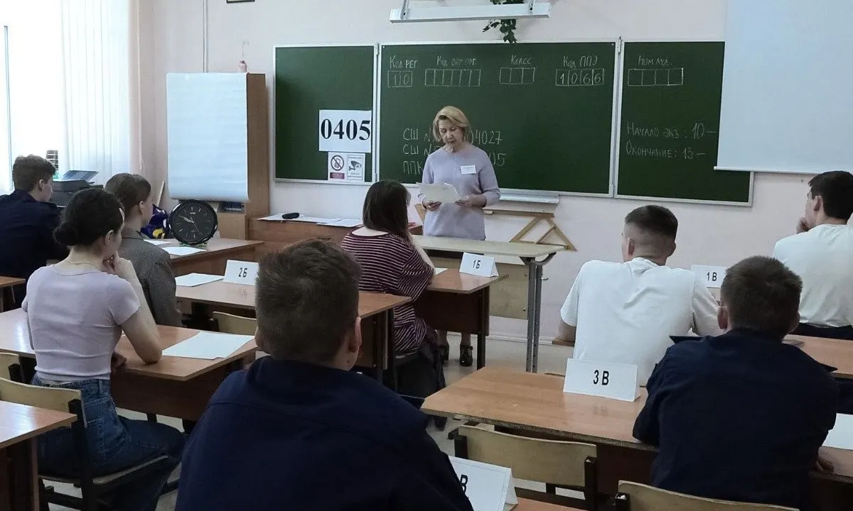 Рособрнадзор в новых методических рекомендациях рекомендует запретить прикосновения охраны и организаторов к участникам ЕГЭ и их вещам; при срабатывании металлоискателя просят добровольно предъявить или сдать предмет.