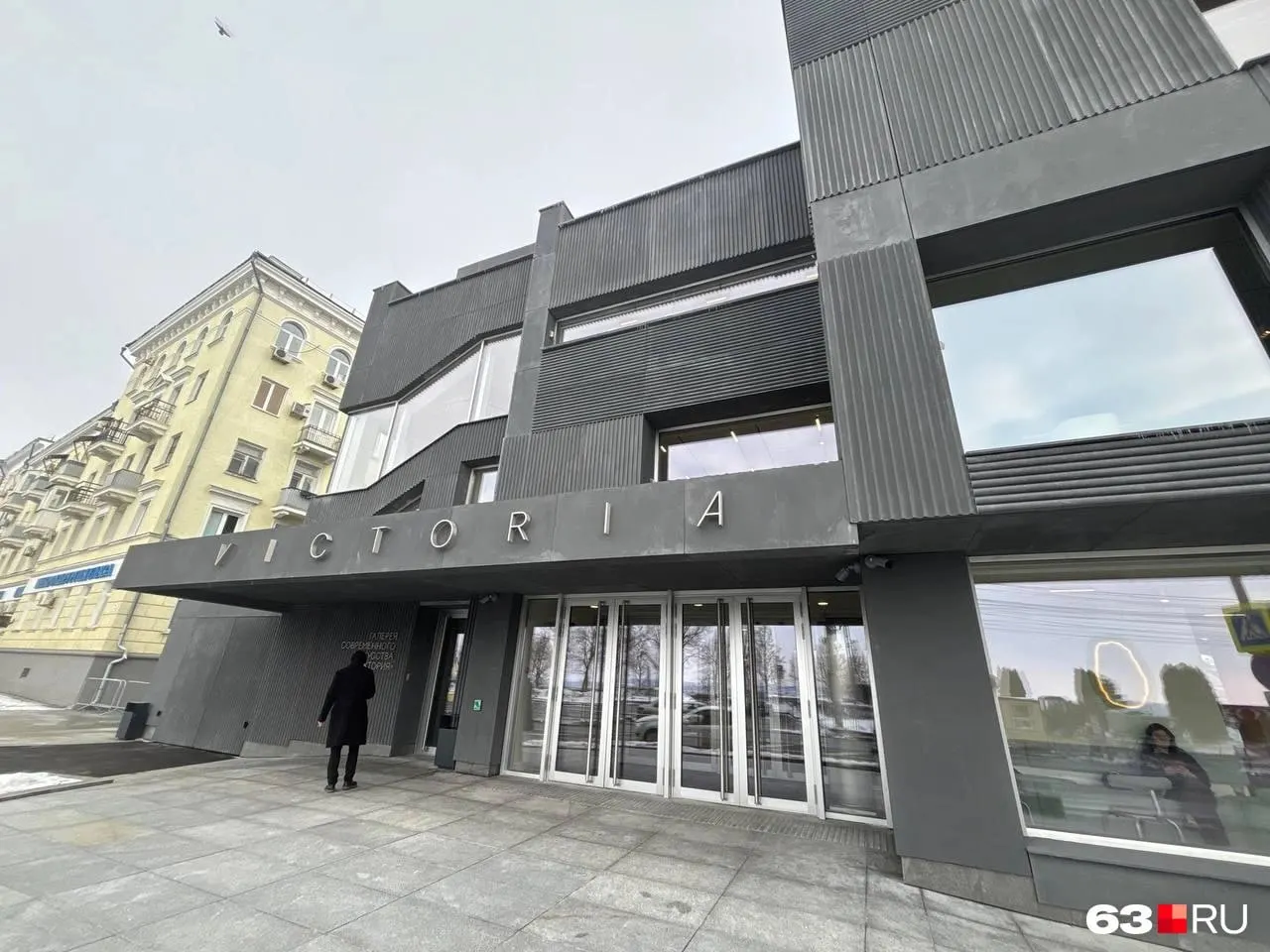В воскресенье, 3 мая в московской галерее «Виктория» стартует выставка Катя Горячевой «Убежище». Экспозиция входит в проект «Заговор тополей» и посвящена трём деревьям у входа в галерею.