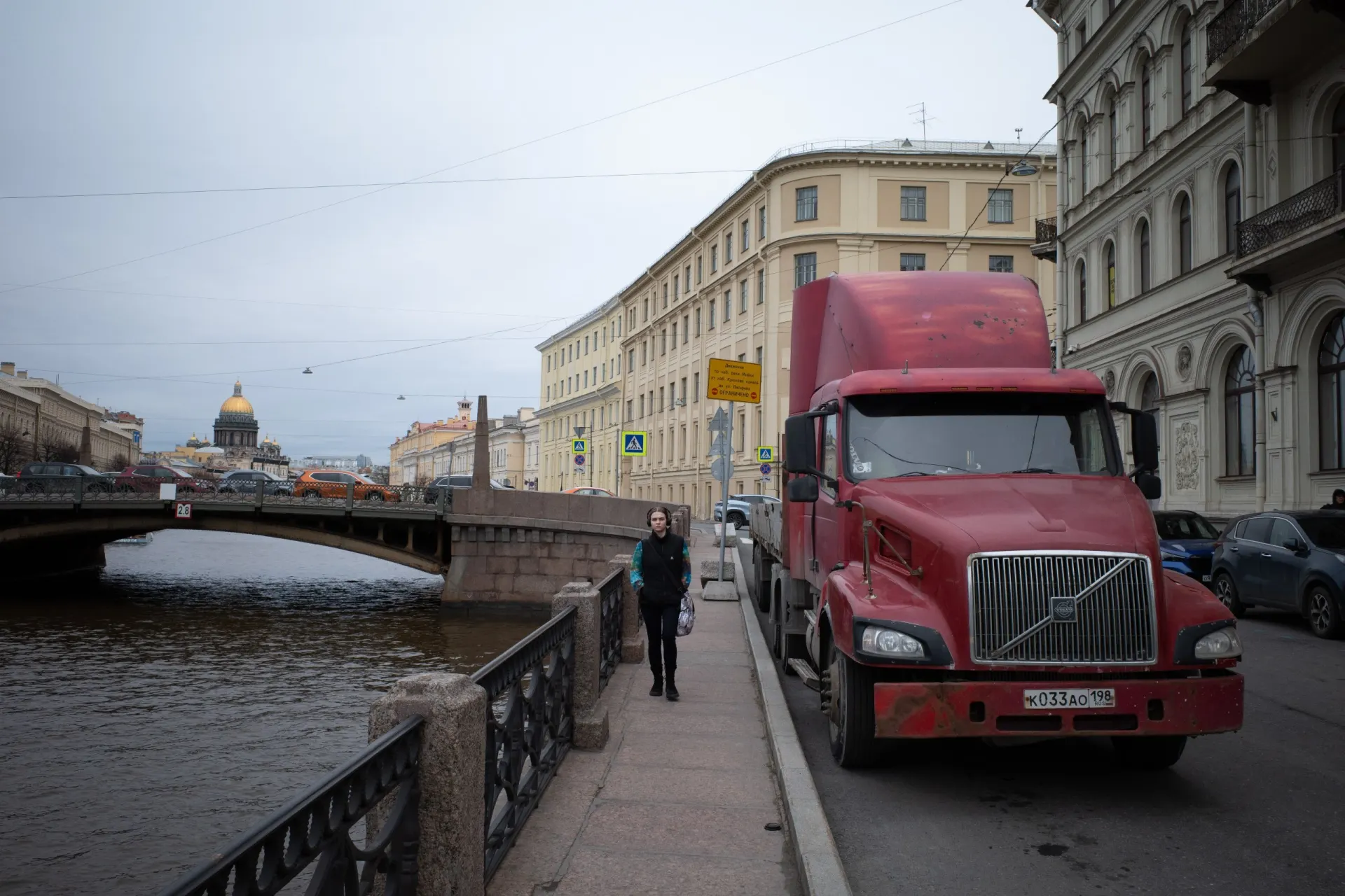Короткий обзор ключевых новостей Петербурга: возможные отключения мобильного интернета на праздники, решения по уголовным делам, культурные публикации и изменения в банковских сервисах.