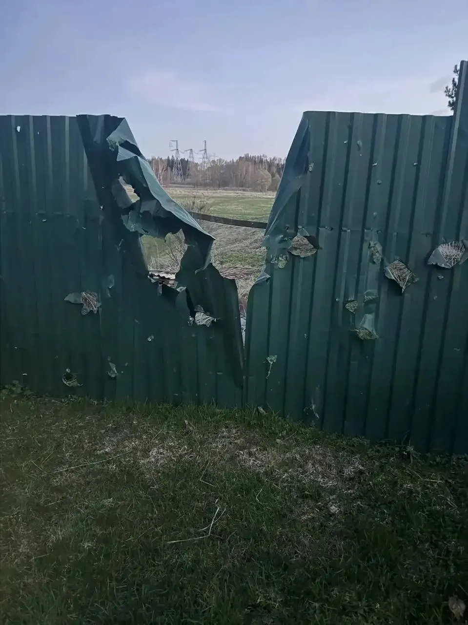 В деревне Чернево Волоколамского округа при падении обломков после сбитого дрона погиб пожилой мужчина. Губернатор выразил соболезнования и пообещал помощь, на местах работают оперативные службы.