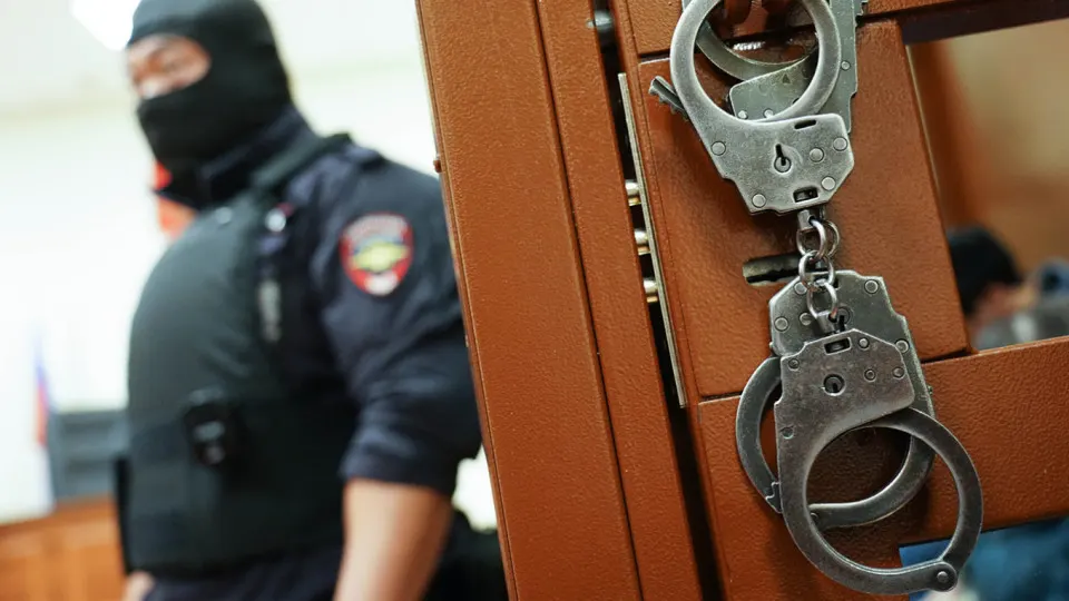 Центральный суд Омска отправил в СИЗО руководителя «РСТ‑генподряд» по обвинению в хищении средств, предназначенных для реконструкции производств под ракеты «Ангара». Компания должна вернуть миллиарды и находится в процессе банкротства.