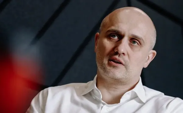 Руководитель ИКС Холдинга рассказал о коммерческом запуске спутниковой группировки «Рассвет» в 2027 году, о тестировании сервиса железными дорогами, о проблемах с покрытием в поездах и об управленческих рисках при выходе на IPO.