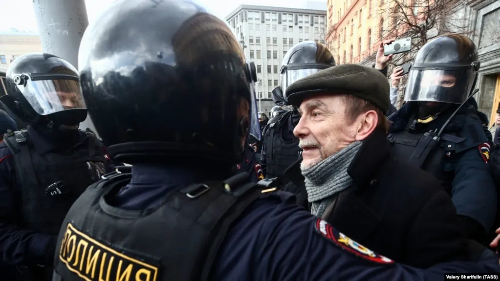 Хорошевский районный суд Москвы заочно арестовал 84‑летнего Льва Пономарёва, уехавшего из России в 2022 году. В карточке дела указаны две статьи: уклонение от обязанностей «иностранного агента» и организация деятельности нежелательной организации.