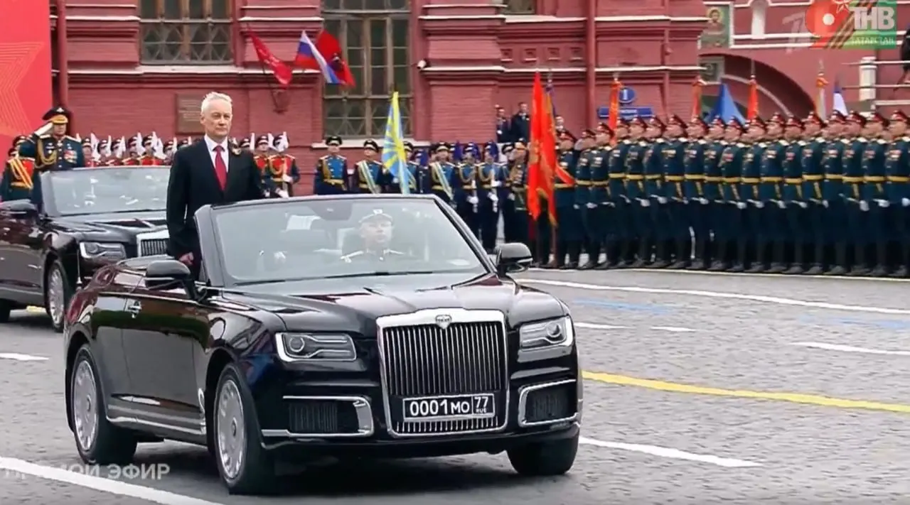 Андрей Белоусов провёл проверку войск на кабриолетах Aurus: конкретный кабриолет собран в Москве, другие модели выпускают в Елабуге.