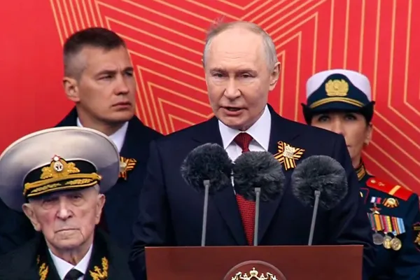 Вечером 9 мая президент РФ вышел к журналистам и изложил позицию по возможным переговорам с Украиной: он считает, что конфликт движется к завершению и не исключает встречи с президентом Украины при условии окончательных соглашений.