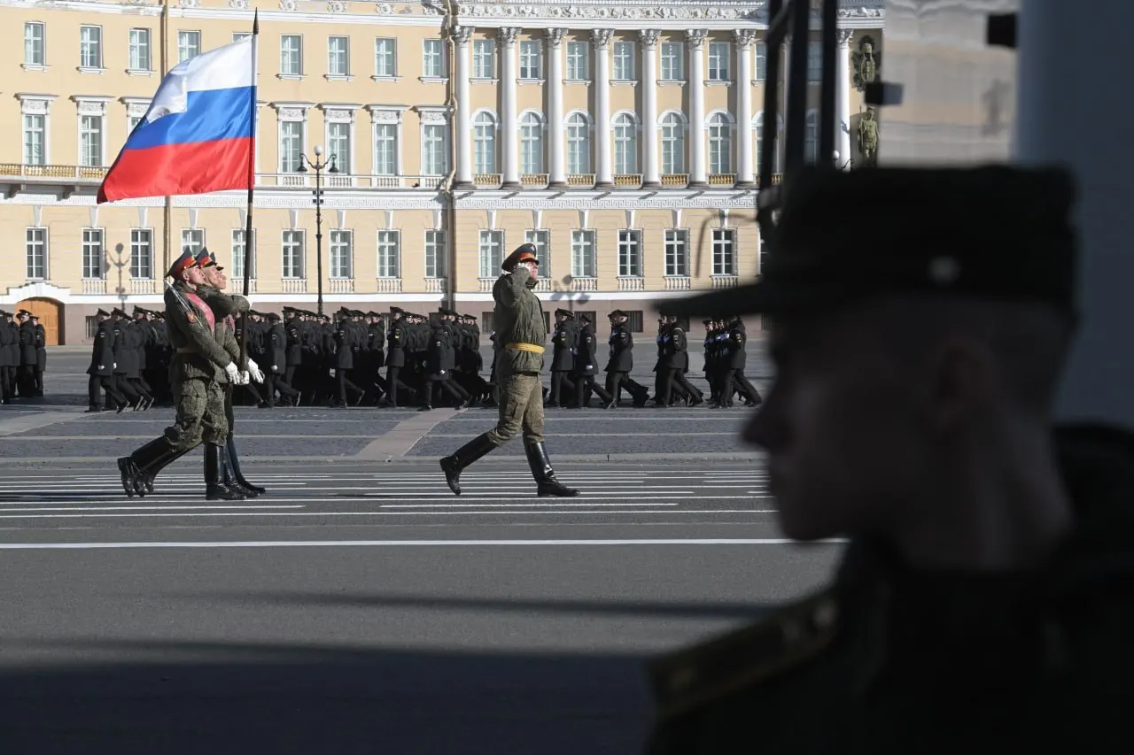 Кратко о том, что известно на сейчас: формат парада на Дворцовой площади, очное шествие «Бессмертного полка», праздничная программа и возможные ограничения связи.
