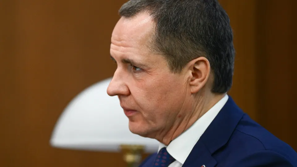 По сведениям собеседников, у губернатора Вячеслава Гладкова серьёзный конфликт с силовыми структурами: арестованные заместители уже дали показания, и после отставки ему грозит уголовное преследование.