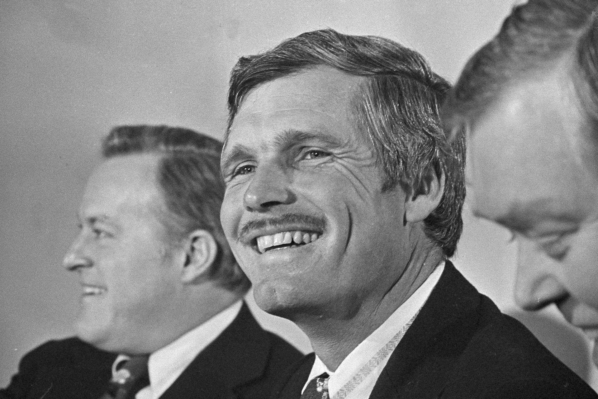 Тед Тернер скончался в возрасте 87 лет. Он запустил первый в мире круглосуточный кабельный новостной канал, основал несколько телевизионных сетей, занимался благотворительностью и участвовал в создании одного из первых частных каналов в России.