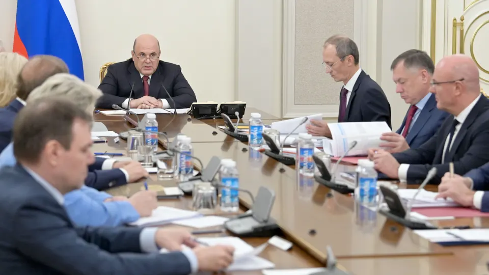Кабмин требует от крупнейших нефтекомпаний согласовывать объемы производства, поставки, экспорт и цены на топливо, чтобы удержать запасы на фоне падения переработки нефти и атак дронов на инфраструктуру.