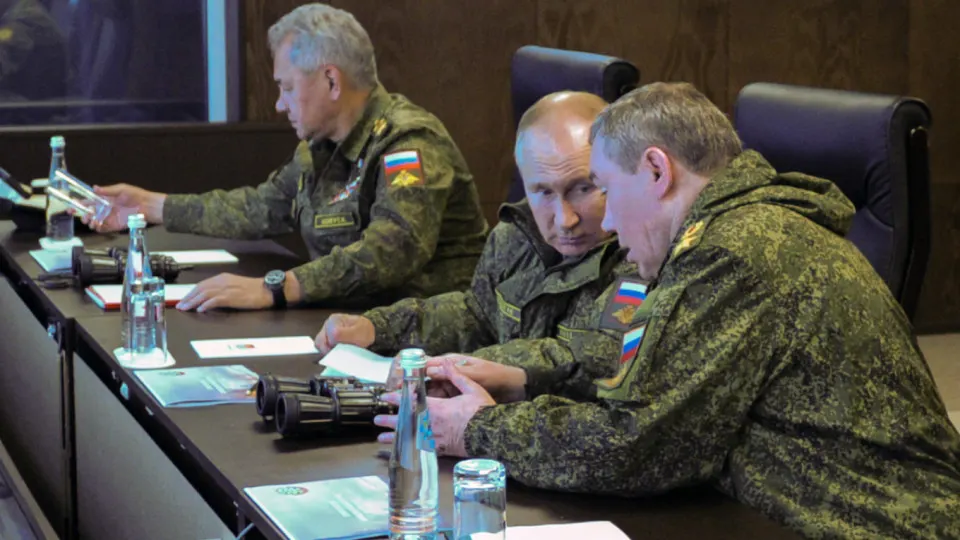 По данным европейской разведки, в окружении президента растут страхи переворота или заговора; упоминается роль Сергея Шойгу, внутренние чистки в Минобороны и усиление охраны высших чинов.