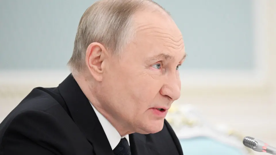 Замминистра науки заявил, что в российских вузах уже обучается более 300 тысяч иностранных студентов, большинство — платные. Одновременно фиксируется рост вербовки иностранцев для службы в вооружённых формированиях и давление на студентов со стороны некоторых вузов.
