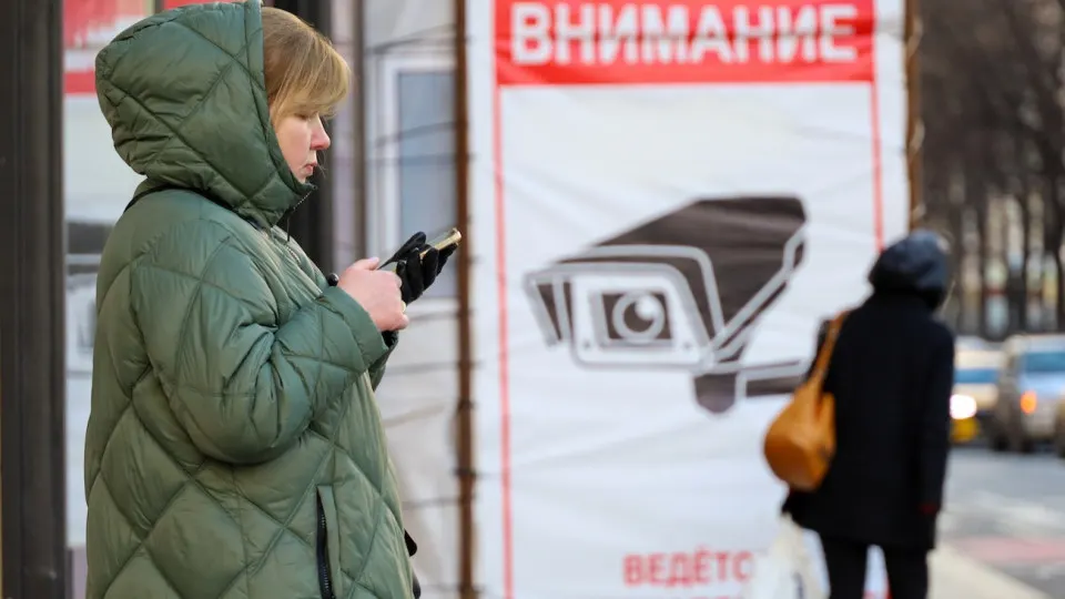 Пользователи заметили, что государственный мессенджер без согласия удаляет сообщения со ссылками на ключи для VPN; при повторной отправке происходит разлогинивание. Одновременно в ряде госсервисов вводят ограничения на работу через VPN.