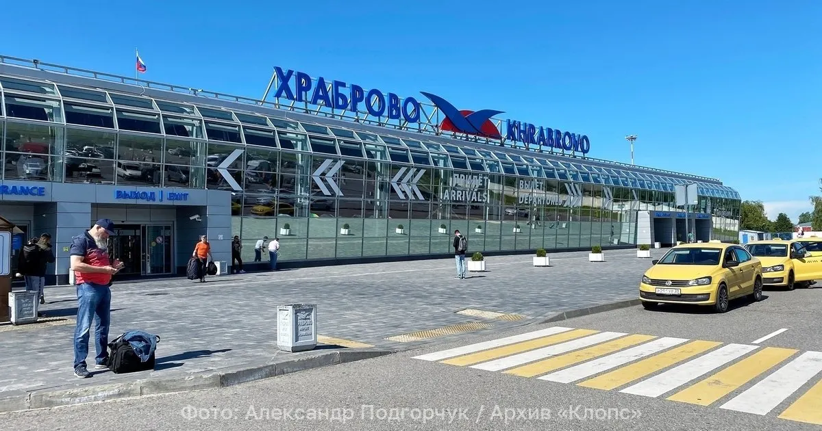 В аэропорту Калининграда отменили десять рейсов из Москвы, ещё 16 направлений задерживаются — столичные авиаузлы временно ограничили приём и отправку некоторых рейсов в рамках мер безопасности.