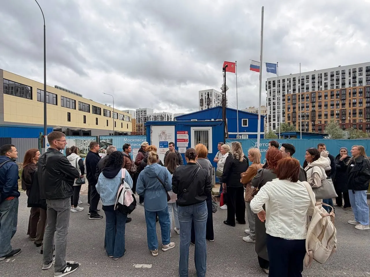 Жильцы корпуса 19 в Щербинском районе пришли к штабу застройщика ГК «Самолёт» с требованием выдать ключи. Компания называет сроки — сентябрь 2026 года, дольщики недовольны постоянными переносами и проблемами в доме.