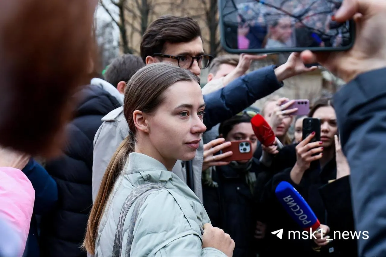 Прокуратура требует заменить домашний арест на СИЗО, взыскать 115 млн рублей и назначить штраф в 900 тыс. руб. Блогерша частично признала вину: по версии следствия, часть средств была легализована через покупку квартиры в центре Москвы.