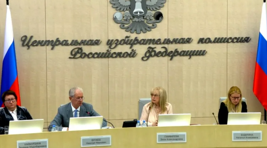 На заседании обсуждали порядок дистанционного электронного голосования, меры для участков на прифронтовых и присоединённых территориях, а также привлечение международных наблюдателей из четырёх африканских стран.