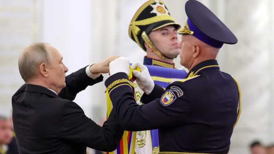 23 июня в Георгиевском зале прошла церемония, где президент наградил личный состав президентского полка орденом Жукова за службу и высокий уровень подготовки.