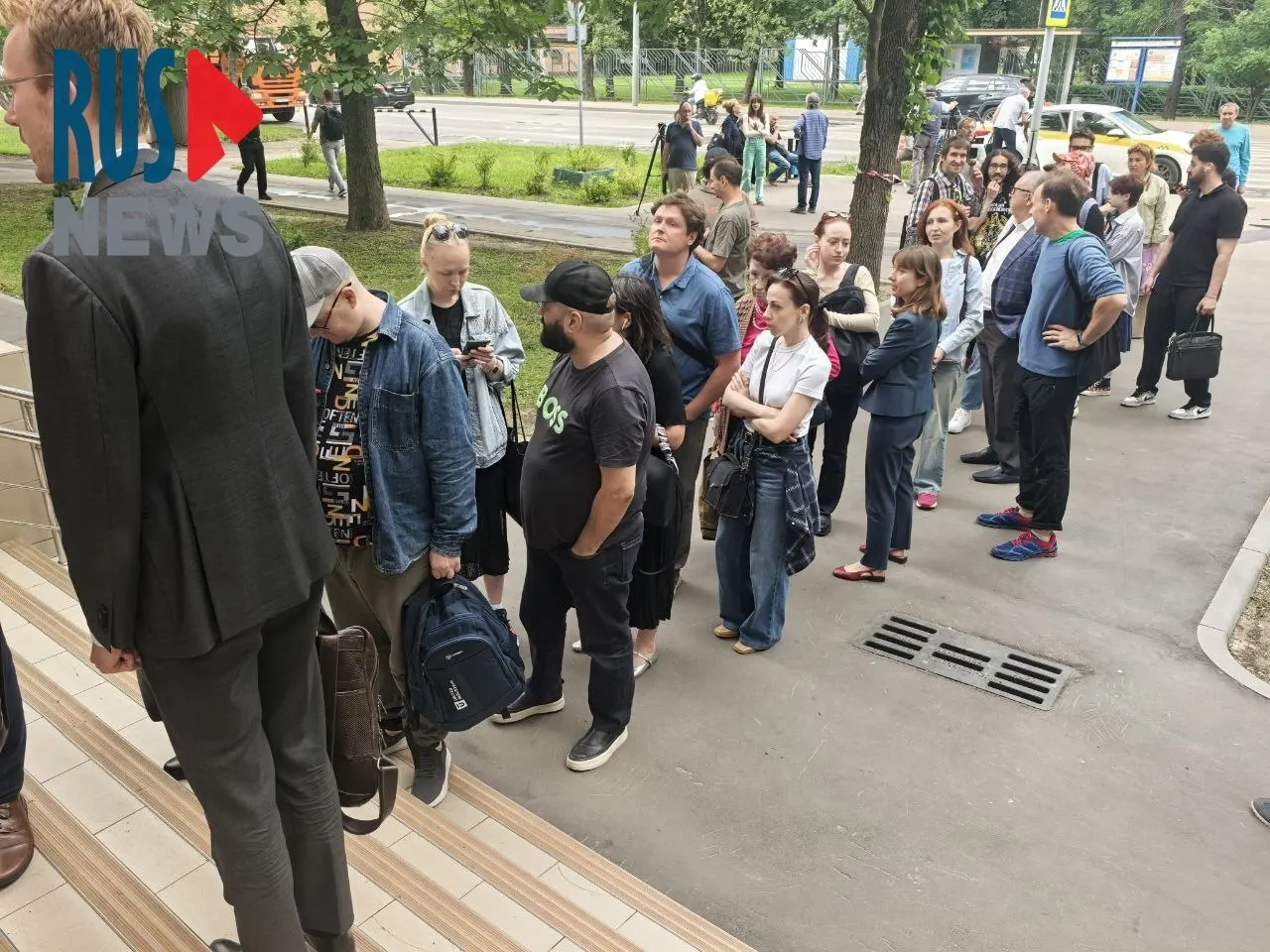 Около ста человек пришли поддержать Круглова в суде. Ему инкриминируют «публичное распространение фейков» о ВС РФ; по делу показания дают молодые члены «Единой России». Круглову грозит до 10 лет лишения свободы.