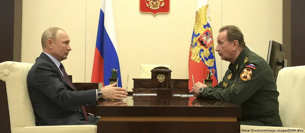 По данным анонимных источников руководство ФСБ и Росгвардии добивается переноса сентябрьских выборов в Госдуму из‑за ухудшения экономической ситуации и падения рейтингов. В Кремле это опровергли: подготовка к выборам продолжается.