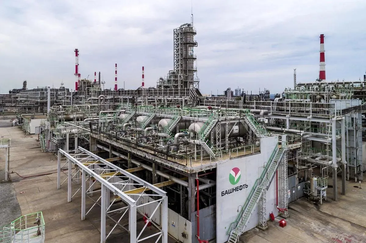 Республика реализовала 6,36% акций «Башнефти» за 14,8 млрд рублей — продажа покрывает почти две трети дефицита 2026 года. После объявления сделки в регионе обострились проблемы с поставками топлива и произошли удары по уфимским нефтезаводам.