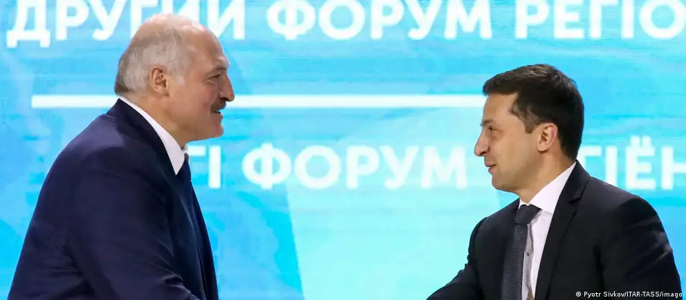 Президент Украины заявил, что если Беларусь не прекратит поставки топлива российской армии и не снимет ретрансляторы, Киев сначала сделает публичные предупреждения, а затем применит иные меры; удары беспилотников по НПЗ привели к дефициту топлива в ряде регионов, в том числе в Московской области.