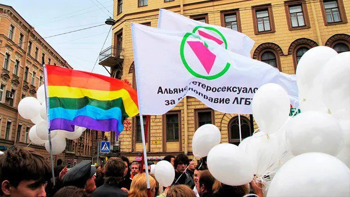 Суд в Санкт‑Петербурге по иску регионального управления Минюста признал «Альянс гетеросексуалов и ЛГБТ за равноправие» экстремистской организацией. Рассмотрение проходило в закрытом режиме; в решении фигурируют онлайн‑встречи, публикации и прошлые публичные мероприятия.