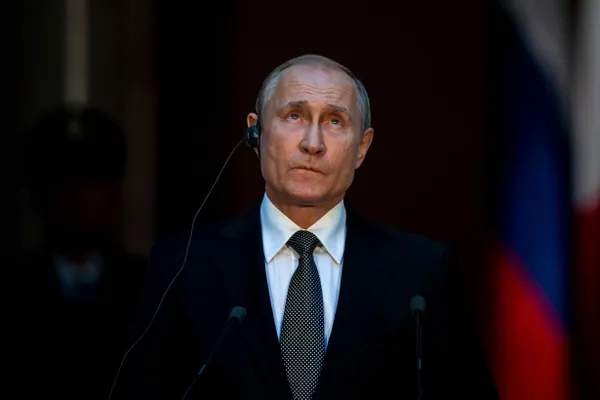 Президент приехал в Казань на саммит «Россия — АСЕАН». За последние полгода количество его поездок по регионам заметно сократилось; официально в январе—мае были лишь два выезда из Москвы. Это объясняют усилением мер безопасности.