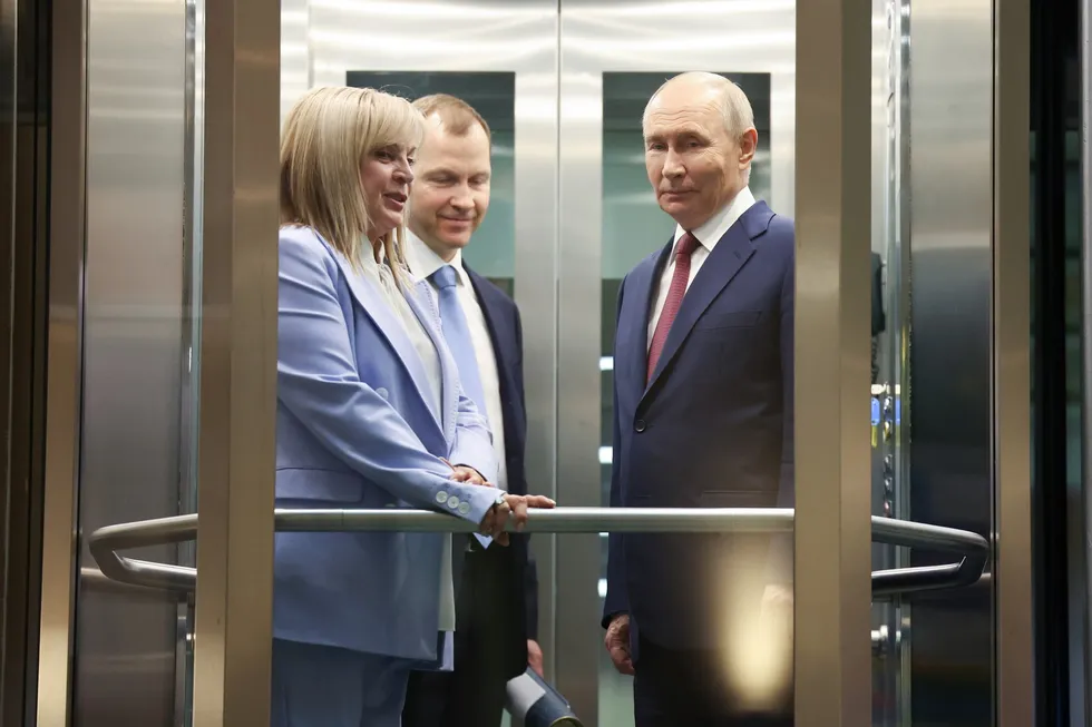 Руководство силовых ведомств выступает за перенос или отмену сентябрьских думских выборов из‑за экономических трудностей и падения рейтингов. В Кремле идут обсуждения, рассматривают и введение ЧП или военного положения, но окончательного решения нет.