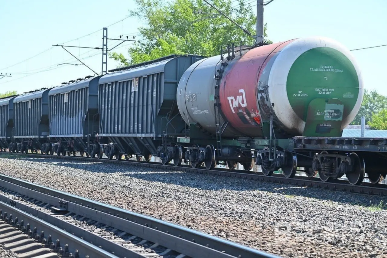 В компании заявили, что штаб призван обеспечить стабильный приём и доставку нефтяных грузов по регионам. Особое внимание уделят поставкам авиакеросина и работе на лимитирующих направлениях.
