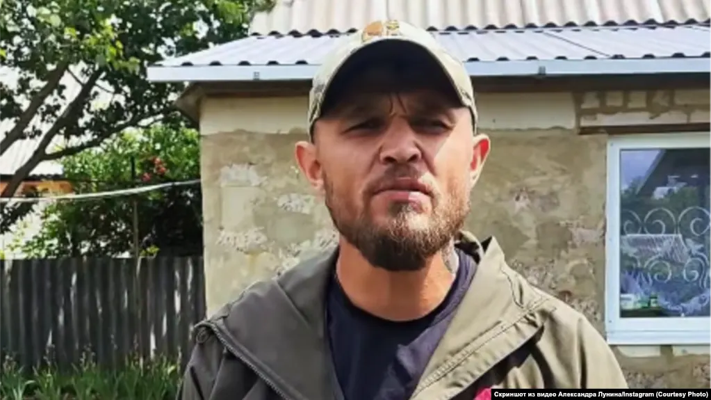 В Воронежской области в доме солдата прошёл обыск; изъяли компьютеры и носители. Сам Лунин, ранее потребовавший личной встречи с президентом и пригрозивший перевести оружие «против Кремля», уехал в Москву и, по словам жены, сейчас на свободе.