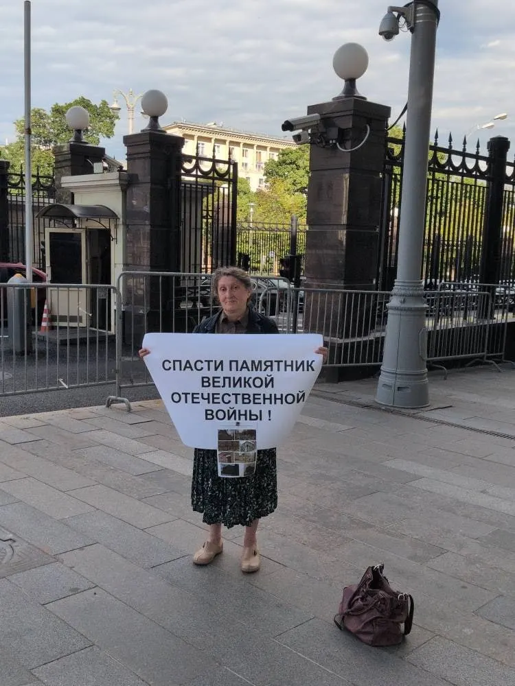 Председатель новосибирского общества охраны памятников Наталия Шамина вышла на одиночный пикет у здания Администрации Президента, требуя присвоить охранный статус ансамблю Военного городка в Новосибирске.