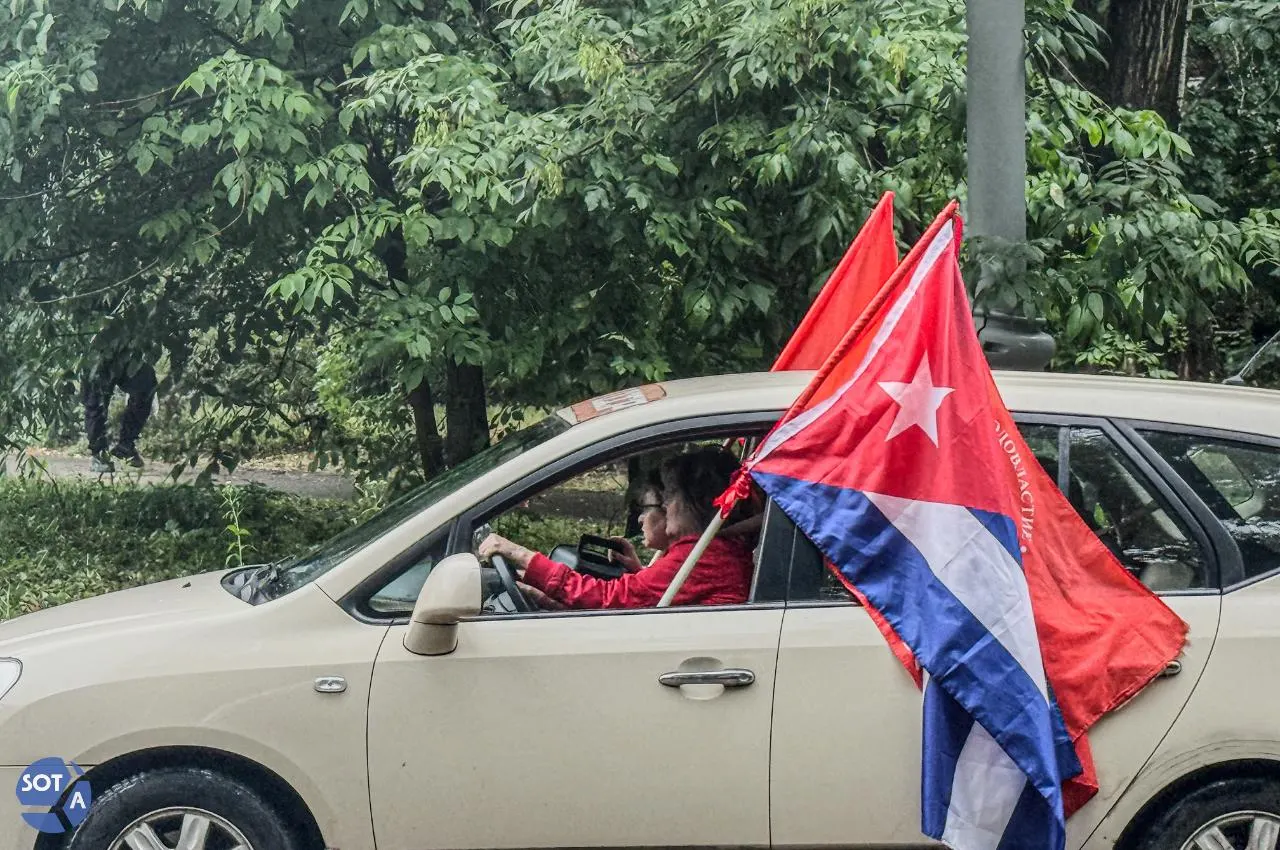 В районах у метро «Сокол» прошла акция солидарности с Кубой: несколько машин с флагами проехали мимо жилых домов.