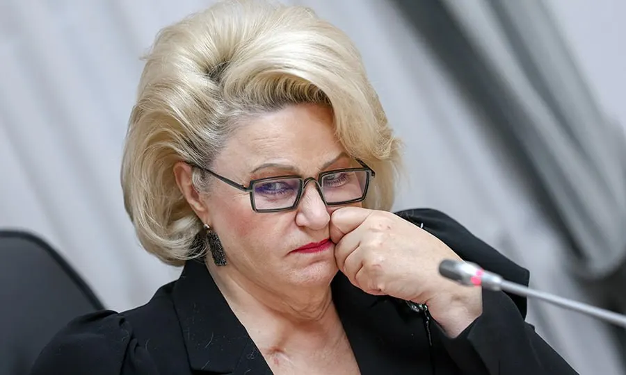 Нина Останина, председатель комитета Госдумы по защите семьи, призвала Роскомнадзор и Минцифры ограничить время пребывания детей в онлайн‑играх и применить опыт регулирования мессенджеров для защиты несовершеннолетних.