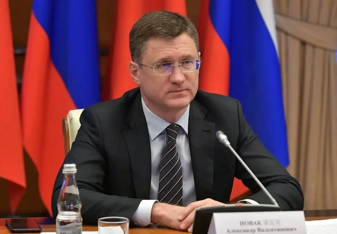 Вице‑премьер заявил, что в стране достаточно объёмов топлива; власти перестраивают логистику с учётом потребностей регионов, а панический спрос увеличил потребление на 20–30%.