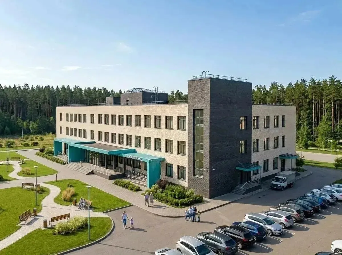 Трёхэтажное здание поликлиники возведёт петербургская компания за ≈1,5 года. Стоимость строительства — 508,5 млн ₽, с учётом оборудования — около 1,2 млрд ₽; закупка техники будет проводиться отдельно.