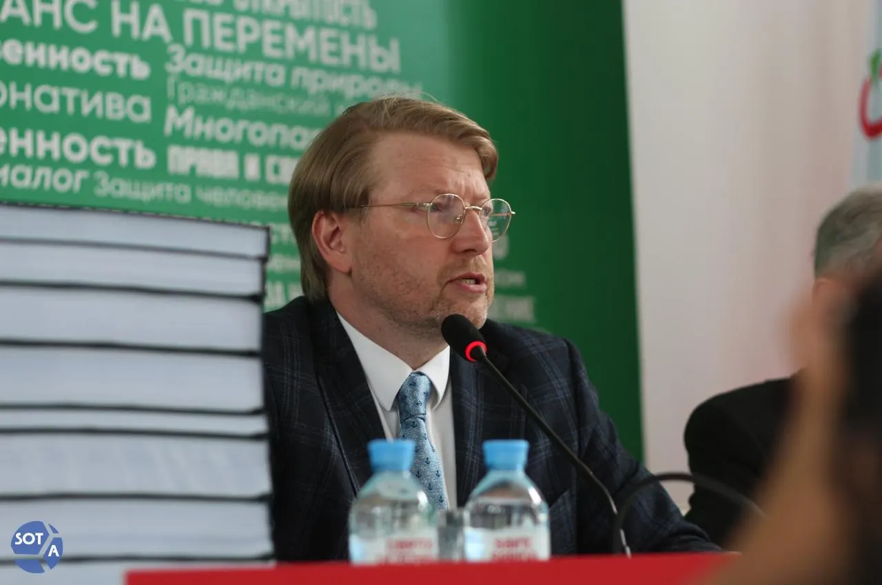 В Москве начал работу предвыборный съезд партии «Яблоко». Лидеры партии выступили с докладами о значении предстоящих выборов и преследованиях их соратников; после открытой части прошло закрытое голосование по партийным спискам.