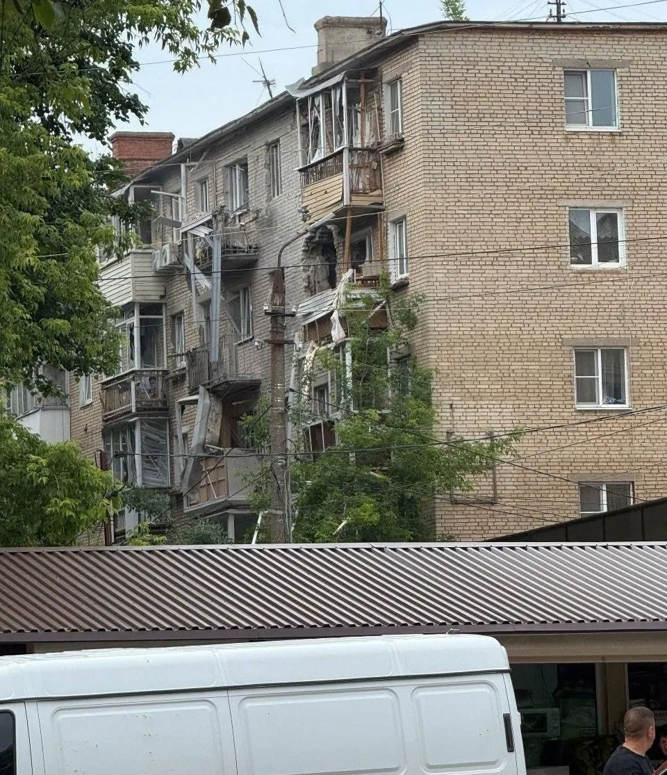 В Тульской области БПЛА попал в дом в Щёкино; власти говорят об отсутствии пострадавших. Минобороны сообщает о сотнях сбитых и перехваченных дронов по регионам России.