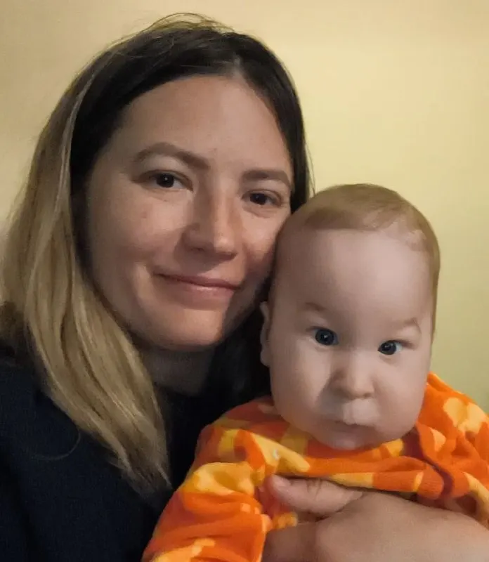 Родителям удалось собрать более 1,14 млн рублей на операцию ребёнка; госпитализация запланирована на 2 июля, операция должна снять давление на мозг и обеспечить нормальное развитие.