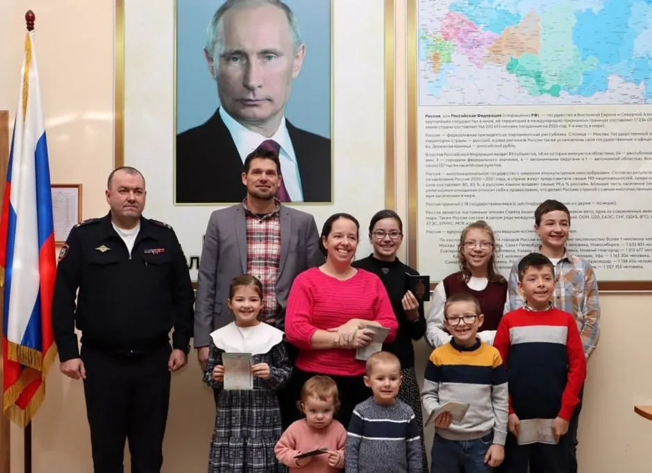 В 2025 году 1112 иностранцев получили специальные визы для переезда в Россию как лица, разделяющие традиционные духовно‑нравственные ценности. Больше всего виз выдано гражданам Германии, Франции и США.