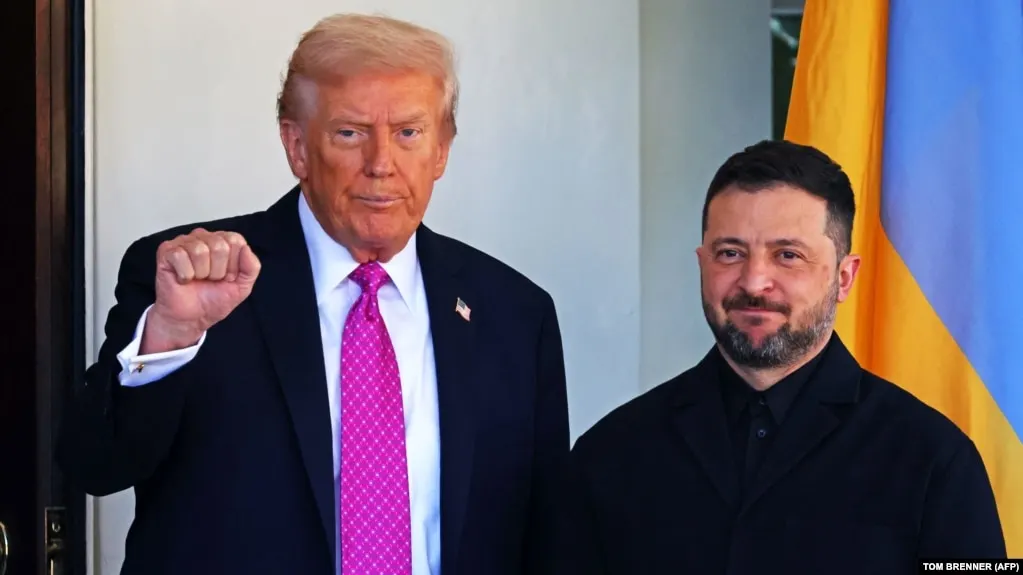 Президент Украины сообщил, что в разговоре с Дональдом Трампом обсуждалась организация саммита с участием лидеров России, Украины и США; в случае отказа Москвы, по его словам, потребуется дополнительное давление.
