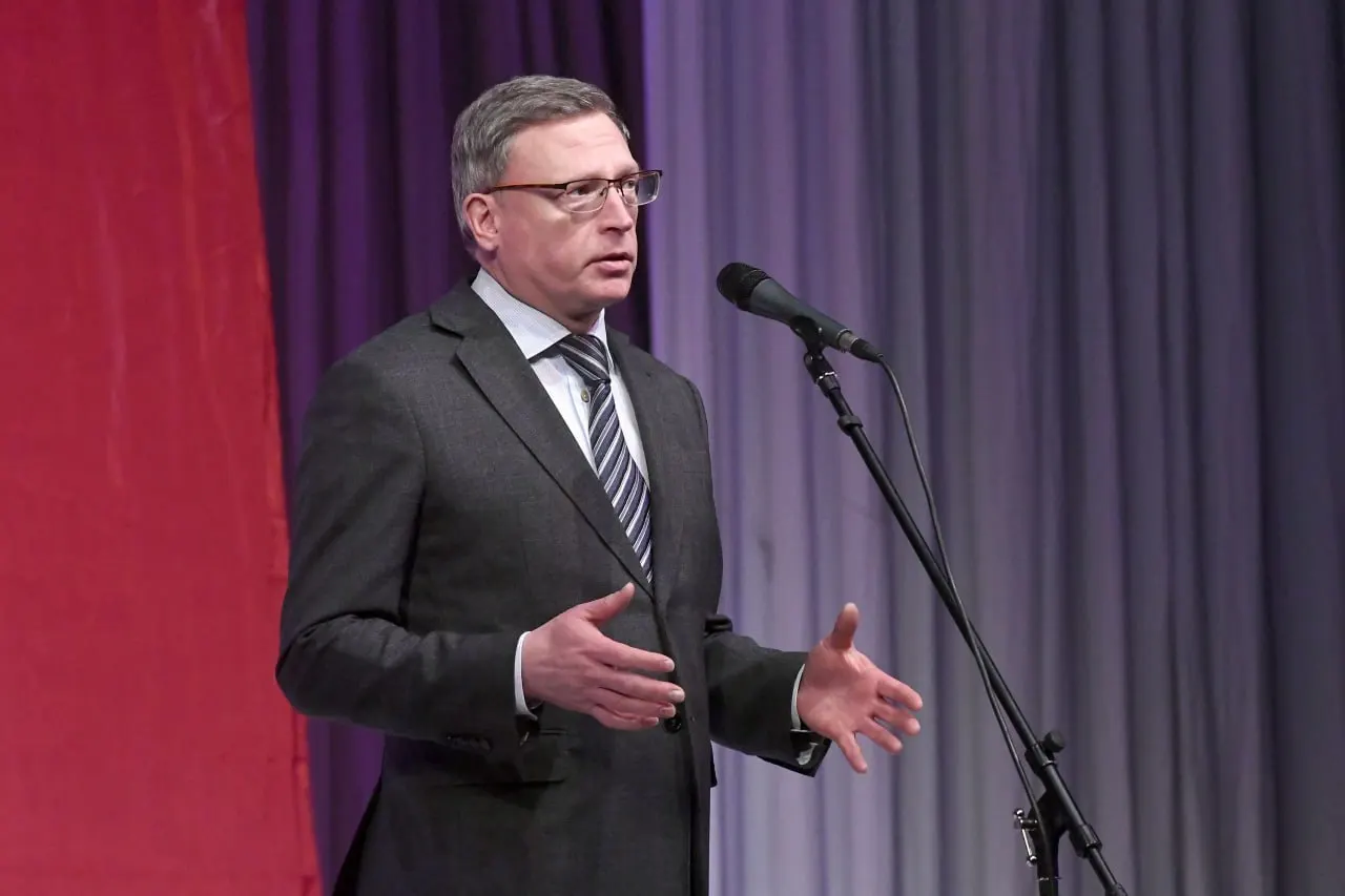 Полиция допросила Александра Буркова как подозреваемого по статье о причинении имущественного ущерба путём обмана. По делу проходят эпизоды с ущербом около 1,5 млрд руб.; суд арестовал имущество бывшего губернатора.