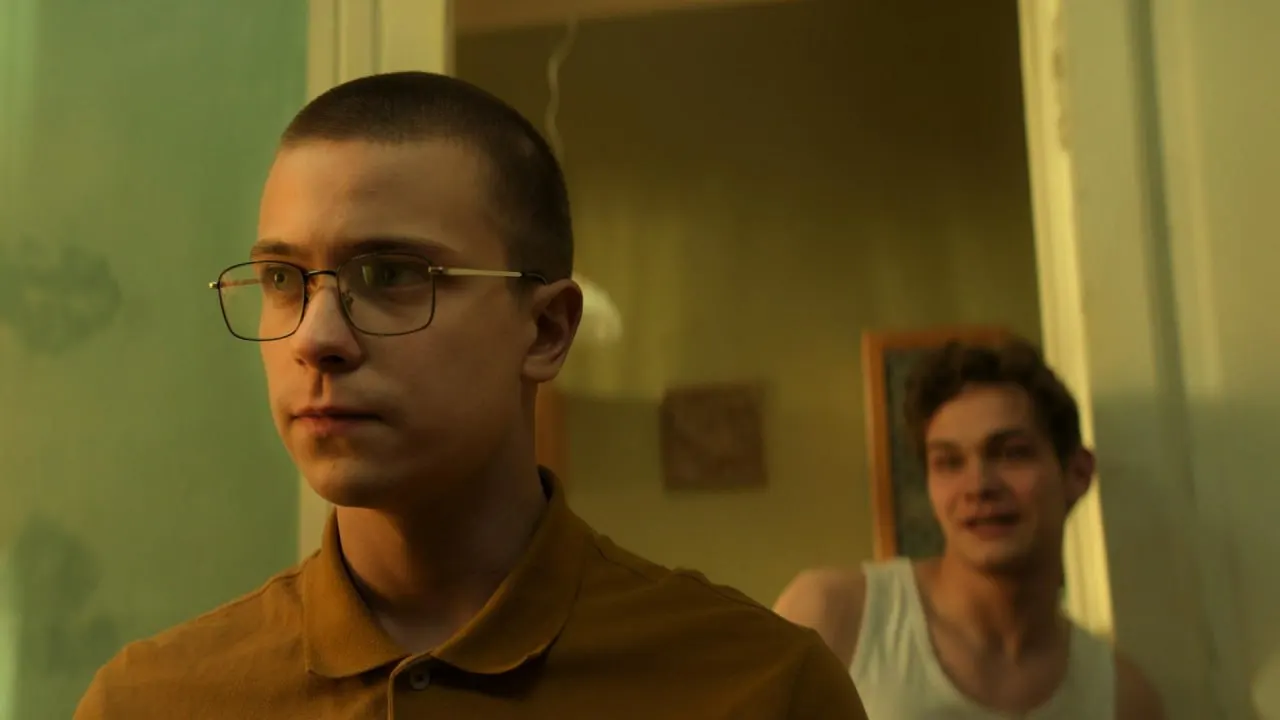 Ремейк по повести Карена Шахназарова выйдет в 2027 году: действие перенесут в наше время, а в центр истории попадёт молодой курьер — роль Ивана исполнит 22‑летний Денис Косиков.