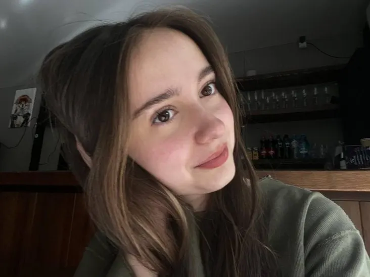 София Соколова из Красноярска, набравшая по 100 баллов на двух экзаменах, поступила на бюджет в Первый МГМУ имени Сеченова и рассказывает, что обучение сложное, но очень интересное.