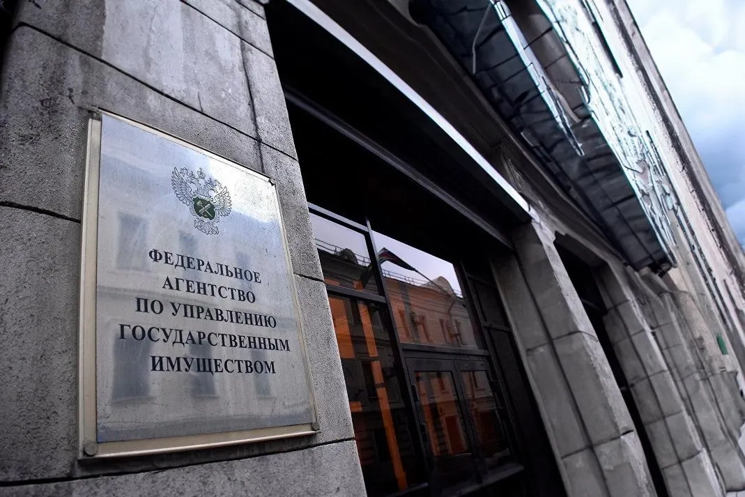 Депутаты отменили ценовой порог и шестимесячную паузу перед повторными торгами — теперь любое жильё, изъятое у обвинённых в коррупции, можно будет выставлять на продажу. Также вводится реестр оценщиков и ужесточаются требования к организаторам торгов; для религиозной недвижимости снимается срок давности при оспаривании приватизации.