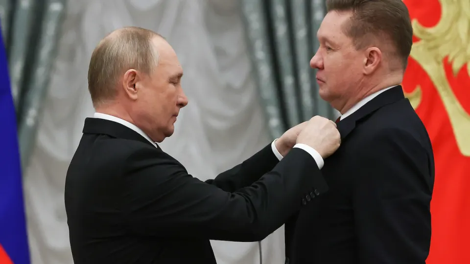 Акции «Газпрома» на Московской бирже упали до 105 рублей за бумагу. Компания потеряла значительную долю стоимости с 2021 года на фоне сокращения экспорта в Европу и ограниченного роста поставок в Китай; финансовые показатели остаются под давлением.