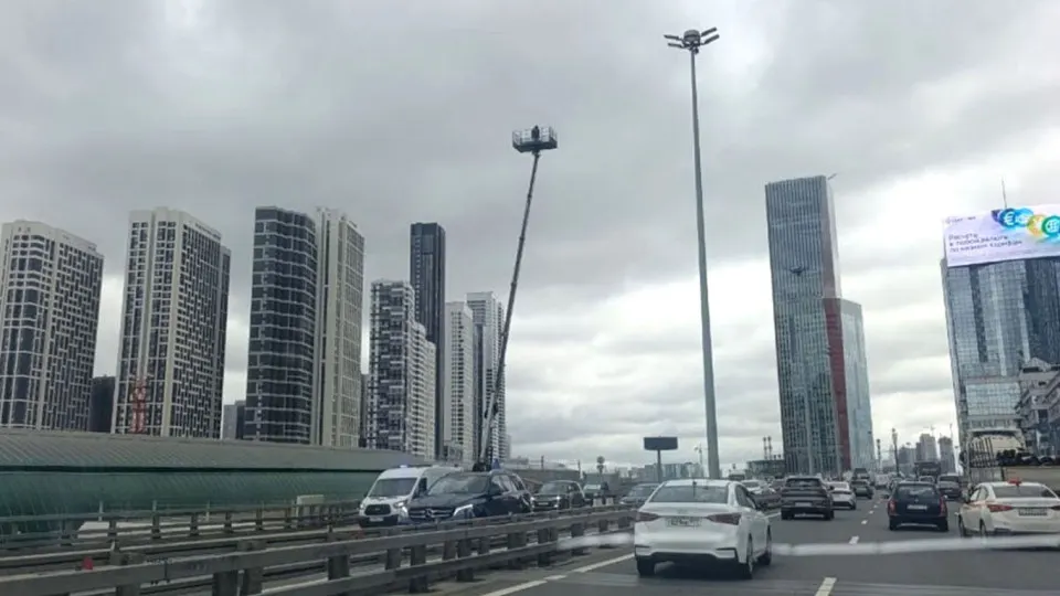 В столице размещают автовышки с вооружёнными военнослужащими у деловых и промышленных объектов на фоне продолжающихся атак дронов.